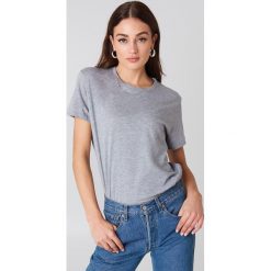 NA-KD Basic T-shirt oversize - Grey. Szare t-shirty damskie marki NA-KD Basic, bez wzorów, z bawełny, bez kołnierzyka. Za 52,95 zł.