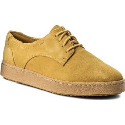 Półbuty CLARKS - Lillia Lola 261337234 Yellow Suede. Żółte creepersy damskie Clarks, ze skóry ekologicznej, na płaskiej podeszwie. W wyprzedaży za 249,00 zł.