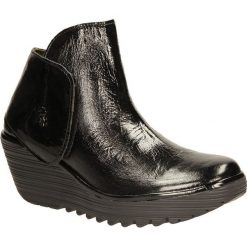 BOTKI FLY LONDON P500046048. Czarne botki damskie marki Fly London, bez obcasa, bez zapięcia. Za 249,99 zł.