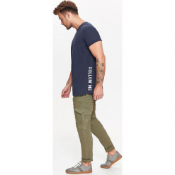 T-SHIRT MĘSKI Z NAPISAMI PO BOKACH. Niebieskie t-shirty męskie marki Top Secret, na zimę, m, z nadrukiem, z bawełny, z okrągłym kołnierzem. W wyprzedaży za 14,99 zł.