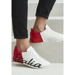 Biało-Czerwone Buty Sportowe Girls Go Bad. Czerwone buty sportowe damskie Born2be, z nadrukiem, sportowe. Za 59,99 zł.