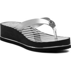 Japonki GUESS - Enzy FL6ENZ ELE21 SILVE. Szare klapki damskie Guess, z aplikacjami, z tworzywa sztucznego, bez obcasa, na obcasie. Za 229,00 zł.