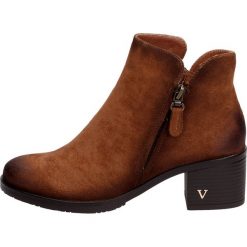 Botki damskie na obcasie VINCEZA 10548 CAMEL. Brązowe botki damskie Vinceza, z zamszu, klasyczne, na wysokim obcasie, na obcasie, bez zapięcia. W wyprzedaży za 169,00 zł.