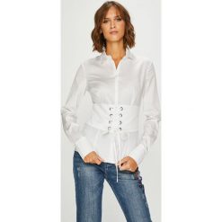 Guess Jeans - Koszula Valeria. Czarne bluzki damskie Guess Jeans, s, z aplikacjami, z elastanu, klasyczne, z klasycznym kołnierzykiem, z długim rękawem. W wyprzedaży za 239,90 zł.