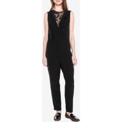 Guess Serenella Kombinezon Czarny. Czarne spodnie damskie Guess, z elastanu. Za 533,95 zł.
