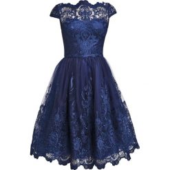 Chi Chi London APRIL Sukienka koktajlowa navy. Niebieskie sukienki damskie koktajlowe marki Chi Chi London, z materiału. Za 369,00 zł.