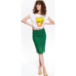 T-shirt krótki rękaw damski we wzory, z nadrukiem. Białe t-shirty damskie z nadrukiem, z bawełny, eleganckie. Za 29,99 zł.