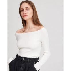 Sweter z odkrytymi ramionami - Kremowy. Białe swetry damskie Reserved, s, bez wzorów, bez rękawów, bez kaptura. Za 59,99 zł.