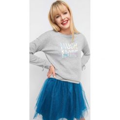 Bluza z hologramowym nadrukiem. Szare bluzki damskie Orsay, xs, z nadrukiem, z bawełny, z długim rękawem. W wyprzedaży za 40,00 zł.