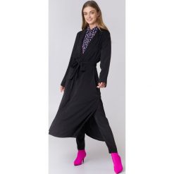 NA-KD Błyszczący trencz - Black. Czarne płaszcze damskie NA-KD, bez wzorów, z elastanu, klasyczne. Za 242,95 zł.