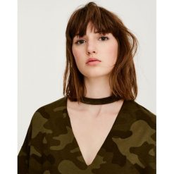 T-shirty damskie: Koszulka w moro z chokerem