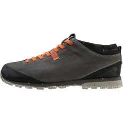 Aku BELLAMONT PLUS Obuwie hikingowe grau. Szare buty sportowe męskie marki Aku, ze skóry, bez zapięcia, outdoorowe. W wyprzedaży za 467,35 zł.