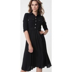 Czarna Sukienka Vernon. Czarne sukienki damskie Born2be, s, w paski, z tkaniny, z koszulowym kołnierzykiem, bez rękawów, midi, rozkloszowane. Za 209,99 zł.