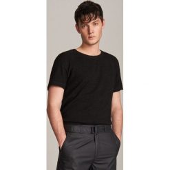 T-shirt z dzianiny swetrowej - Czarny. Czarne t-shirty męskie Reserved, s, bez wzorów, z dzianiny, bez kołnierzyka. Za 79,99 zł.