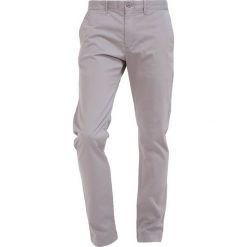 J.CREW Chinosy chrome. Szare spodnie męskie marki J.CREW, m, bez wzorów, z elastanu. Za 399,00 zł.