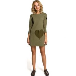 LENA Mini sukienka – tunika z kieszenią w kształcie serca - khaki. Zielone sukienki mini marki Moe, z dzianiny. Za 99,00 zł.