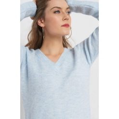 Asymetryczny sweter. Niebieskie swetry klasyczne damskie Orsay, s, z dzianiny, z asymetrycznym kołnierzem. Za 99,99 zł.