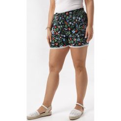 Granatowe Szorty Adrerea. Niebieskie szorty damskie Born2be, xl, bez wzorów. W wyprzedaży za 34,99 zł.