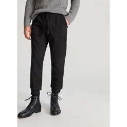 Spodnie jogger - Czarny. Czarne spodnie męskie Reserved, m, bez wzorów. Za 129,99 zł.