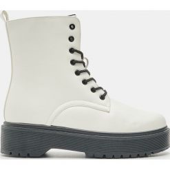 Wysokie botki - Biały. Białe botki damskie Sinsay, na wysokim obcasie, bez zapięcia. Za 129,99 zł.