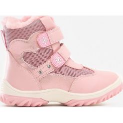 Różowe Traperki Partington. Różowe buty dziewczęce zimowe Born2be, przed kolano, na zamek. Za 119,99 zł.