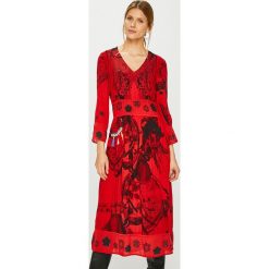 Desigual - Sukienka. Czerwone sukienki damskie Desigual, na co dzień, bez wzorów, z wiskozy, casualowe, bez kołnierzyka, bez rękawów, midi, proste. W wyprzedaży za 449,90 zł.