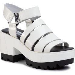 Sandały TOMMY JEANS - Mid Heel Sandal EN0EN00831 White YBS. Białe klapki damskie Tommy Jeans, bez wzorów, z jeansu, bez obcasa, na obcasie. Za 449,00 zł.