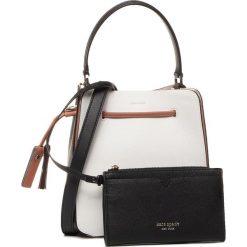 Torebka KATE SPADE - Busy Small Bucket Bag PXRUB099 Optic White Multi 141U. Brązowe torebki klasyczne damskie Kate Spade, bez wzorów, ze skóry, klasyczne, na ramię, duże, bez dodatków. W wyprzedaży za 1099,00 zł.