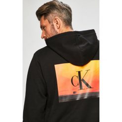 Calvin Klein Jeans - Bluza. Czarne bluzy męskie Calvin Klein Jeans, xl, z nadrukiem, z bawełny, z kapturem, bez rękawów, z kapturem. W wyprzedaży za 359,90 zł.