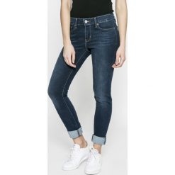 Levi's - Jeansy 711. Czerwone rurki damskie marki Levi's®, z elastanu. W wyprzedaży za 199,90 zł.