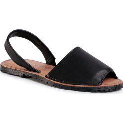 Sandały TAMARIS - 1-28916-24 Black 001. Czarne klapki damskie Tamaris, bez wzorów, ze skóry, bez obcasa. W wyprzedaży za 109,00 zł.