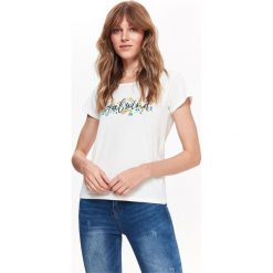 T-SHIRT DAMSKI KRÓTKI RĘKAW NADRUK KWIATOWY. Białe bluzki damskie Top Secret, z nadrukiem, z bawełny, bez kołnierzyka. W wyprzedaży za 14,99 zł.