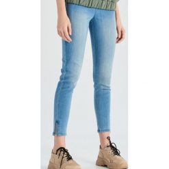 Jegginsy z zamkami - Niebieski. Niebieskie jeansy damskie marki Sinsay, bez wzorów, z jeansu. Za 59,99 zł.