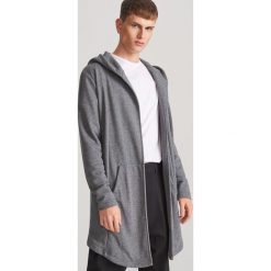 Długa bluza z kapturem - Szary. Szare bluzy męskie Reserved, s, bez wzorów, z kapturem, z długim rękawem, długie, z kapturem. Za 139,99 zł.