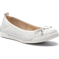 Baleriny LASOCKI - RST-COSMO-01 White. Białe baleriny damskie Lasocki, bez wzorów, ze skóry, klasyczne, bez obcasa. Za 119,99 zł.