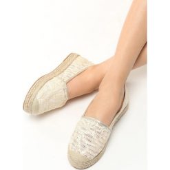 Beżowe Espadryle Hometown. Brązowe espadryle damskie Born2be, w koronkowe wzory, z koronki, na platformie. Za 29,99 zł.