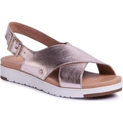 Sandały UGG - W Kamile 1111040 Bmtll. Różowe klapki damskie Ugg, bez wzorów, ze skóry, bez obcasa. Za 519,00 zł.
