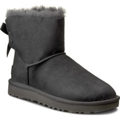 Buty UGG - W Mini Bailey Bow II 1016501 W/Grey. Szare buty zimowe damskie marki Ugg, z materiału. Za 899,00 zł.