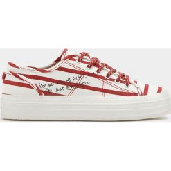 Tenisówki w czerwone paski. Czerwone trampki i tenisówki damskie Pull&Bear, w paski, z paskami. Za 139,00 zł.