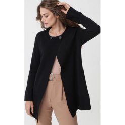 Czarny Kardigan Starrie. Czarne swetry damskie Born2be, xl, bez wzorów. W wyprzedaży za 69,99 zł.