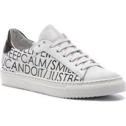Sneakersy CARINII - B4674 L46-E50-000-B67. Białe półbuty damskie marki Carinii, na co dzień, bez wzorów, ze skóry, bez obcasa, na płaskiej podeszwie, bez zapięcia. Za 399,00 zł.