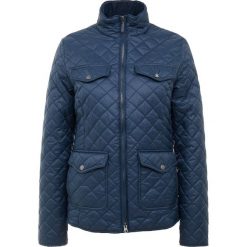 Barbour FORMBY QUILT Kurtka przejściowa navy. Niebieskie kurtki damskie Barbour, bez wzorów, z materiału. Za 749,00 zł.