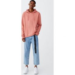 Bluza typu kangurka basic. Czerwone bluzy męskie Pull&Bear, m, bez wzorów, bez kołnierzyka, bez rękawów, bez kaptura. Za 79,90 zł.