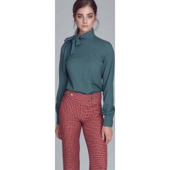 Zielona Bluzka z Wiązaną Kokardą. Zielone bluzki damskie Molly.pl, s, bez wzorów, eleganckie, ze stójką, z krótkim rękawem. Za 119,90 zł.