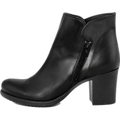 Skórzane botki "Manuela" w kolorze czarnym. Czarne botki damskie Bluetag, Gusto, bez obcasa, bez zapięcia. W wyprzedaży za 276,95 zł.