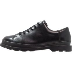 Camper BRUTUS Sznurowane obuwie sportowe black. Czarne buty sportowe męskie marki Camper, ze skóry, na sznurówki. W wyprzedaży za 455,20 zł.