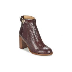 Botki KG by Kurt Geiger SEBASTIEN. Czerwone botki damskie KG by Kurt Geiger, bez obcasa, bez zapięcia. W wyprzedaży za 580,30 zł.