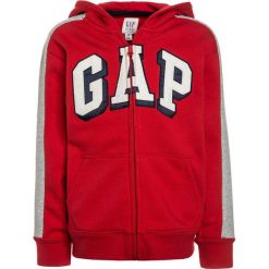 GAP BOYS ACTIVE ARCH HOOD Bluza rozpinana pure red. Czerwone bluzy chłopięce marki GAP, z bawełny. Za 129,00 zł.