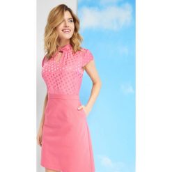 Sukienka bimaterial w grochy. Różowe sukienki damskie Orsay, w grochy, z elastanu, wizytowe, ze stójką, z krótkim rękawem, krótkie, mini. Za 159,99 zł.