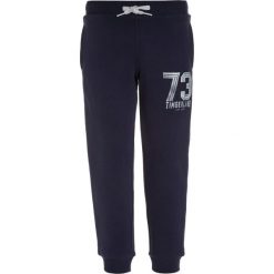 Timberland Spodnie treningowe marine. Niebieskie jeansy chłopięce marki Timberland. W wyprzedaży za 159,20 zł.